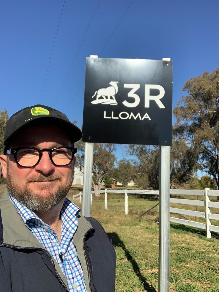 Brendan takes a selfie with the 3R Beef sign outside a paddock